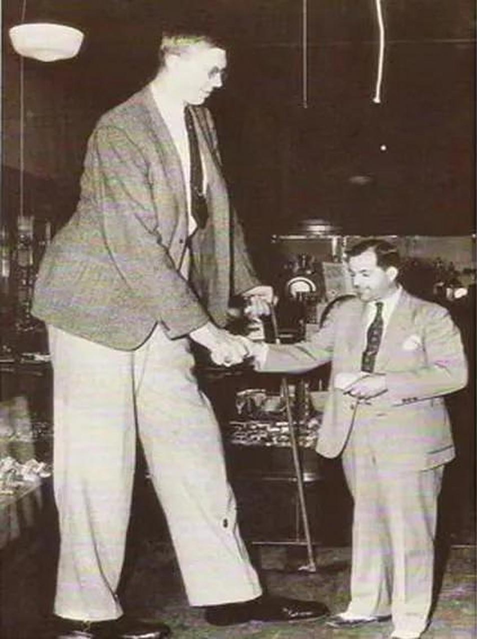 世界上最高的人——罗伯特·潘兴·瓦德罗,身高2.