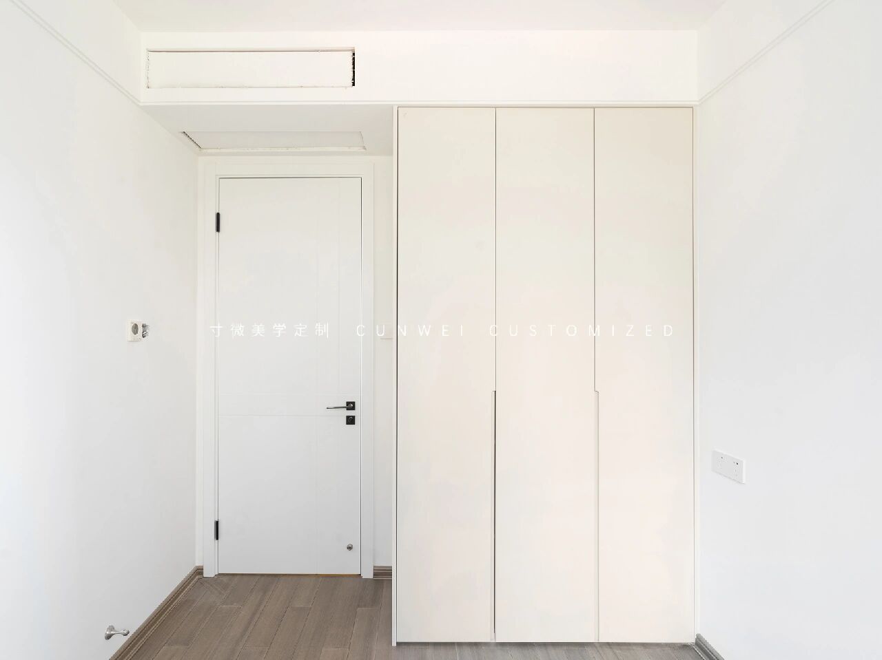 这个一门到顶的简约奶油白衣柜,也很呀! . ～～～～～～～～ .