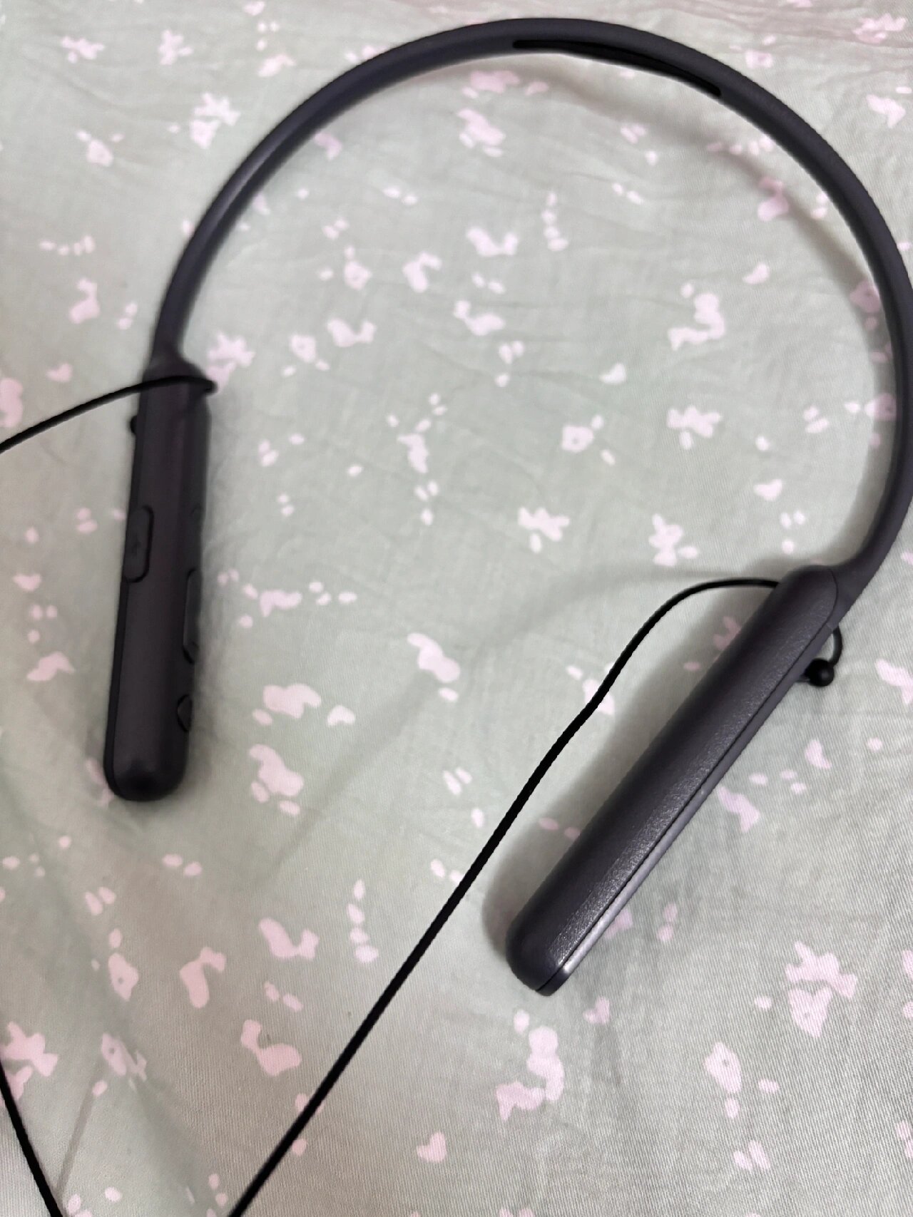 换新手机,连接索尼蓝牙耳机95,要在关机状态下长按电源键,直到红蓝