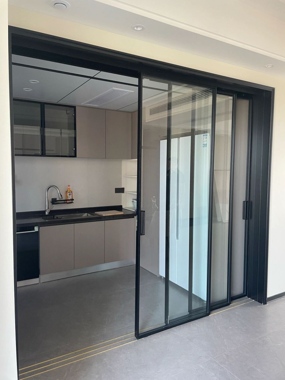 首先门洞的宽度最好在1米8以上,这样它的使 当下流行的3联动推拉门