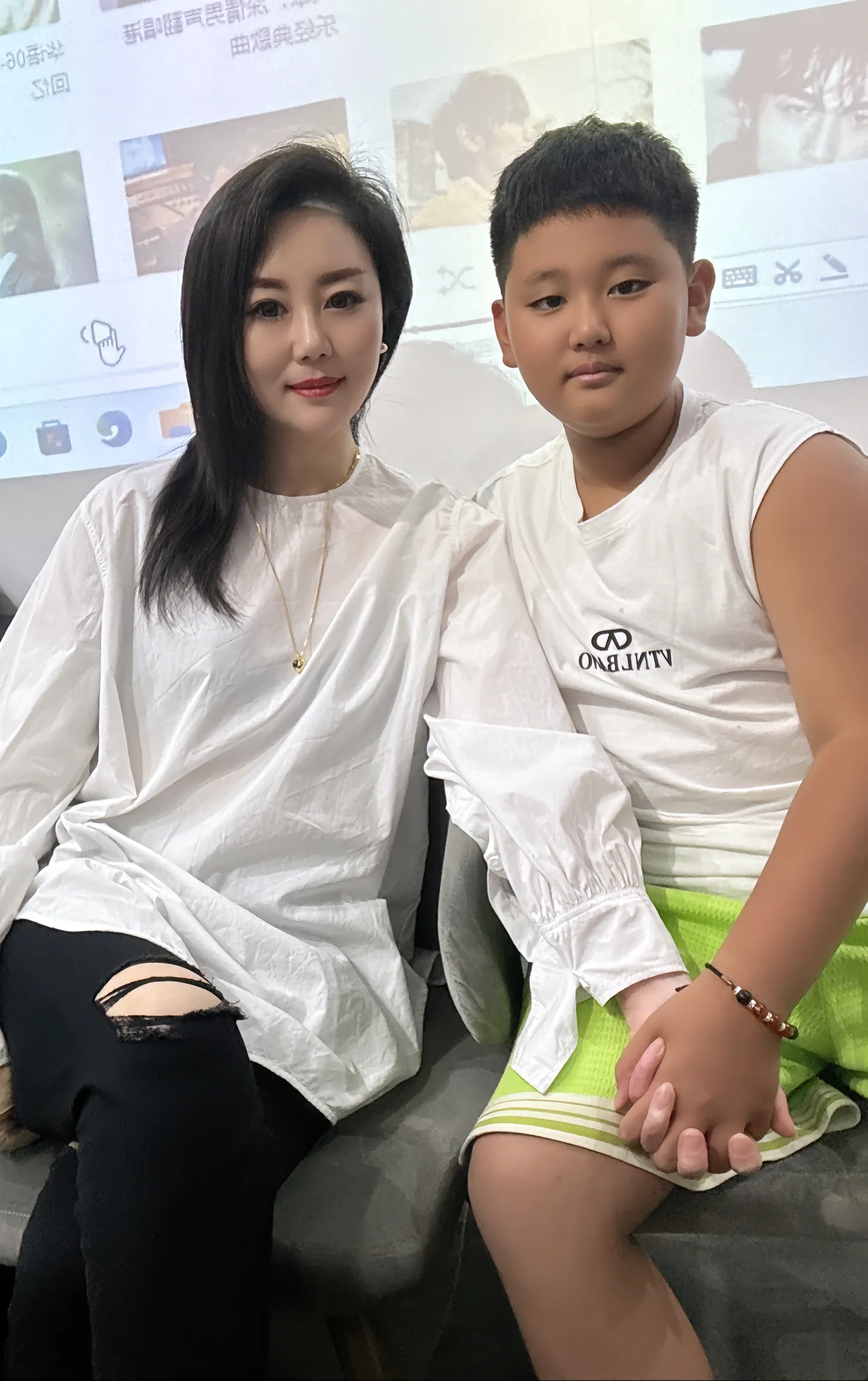 你好40岁,一个儿子,人生小满,会变老,但也会变好你永远都是妈妈的锦上