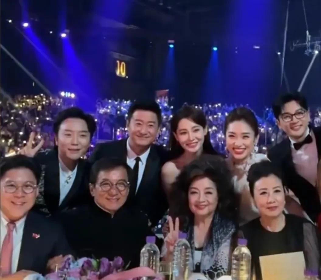 看人家成龙大哥你说霍启刚,将来会是特首吗我终于看到了苏有朋有你