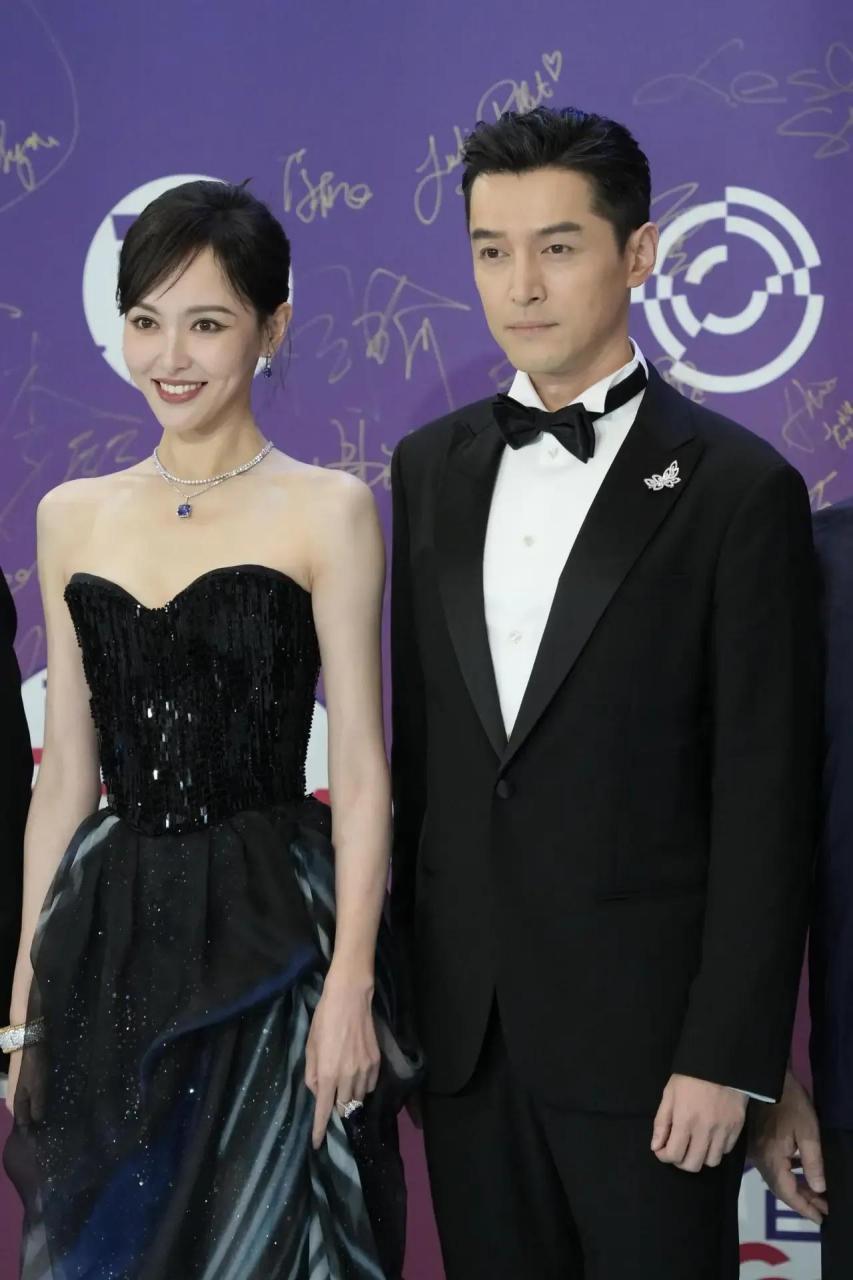 胡歌唐嫣红毯同框!两个人好养眼,cp感太强了!