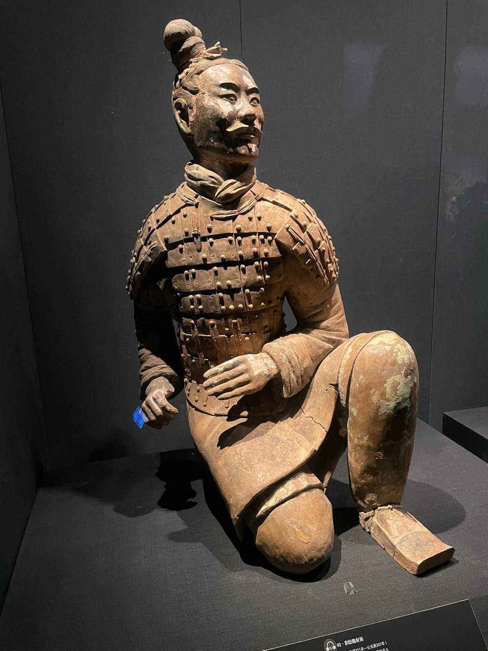 98秦始皇的兵马俑|彩绘跪射俑 06彩绘跪射俑(现存陕西历史博物馆)