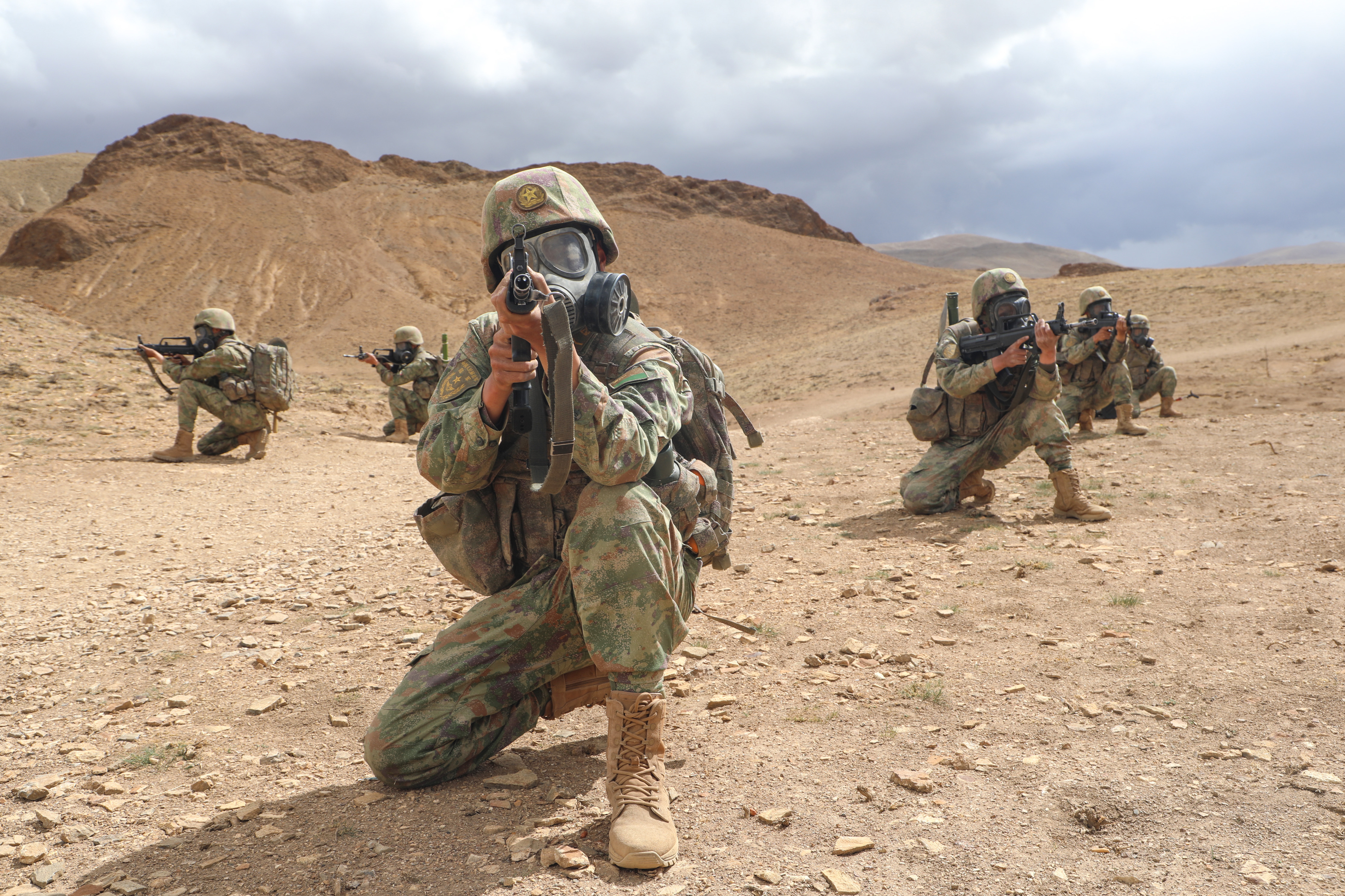 考核中,驻藏某部官兵突破染毒地段,雷场开辟通路,各