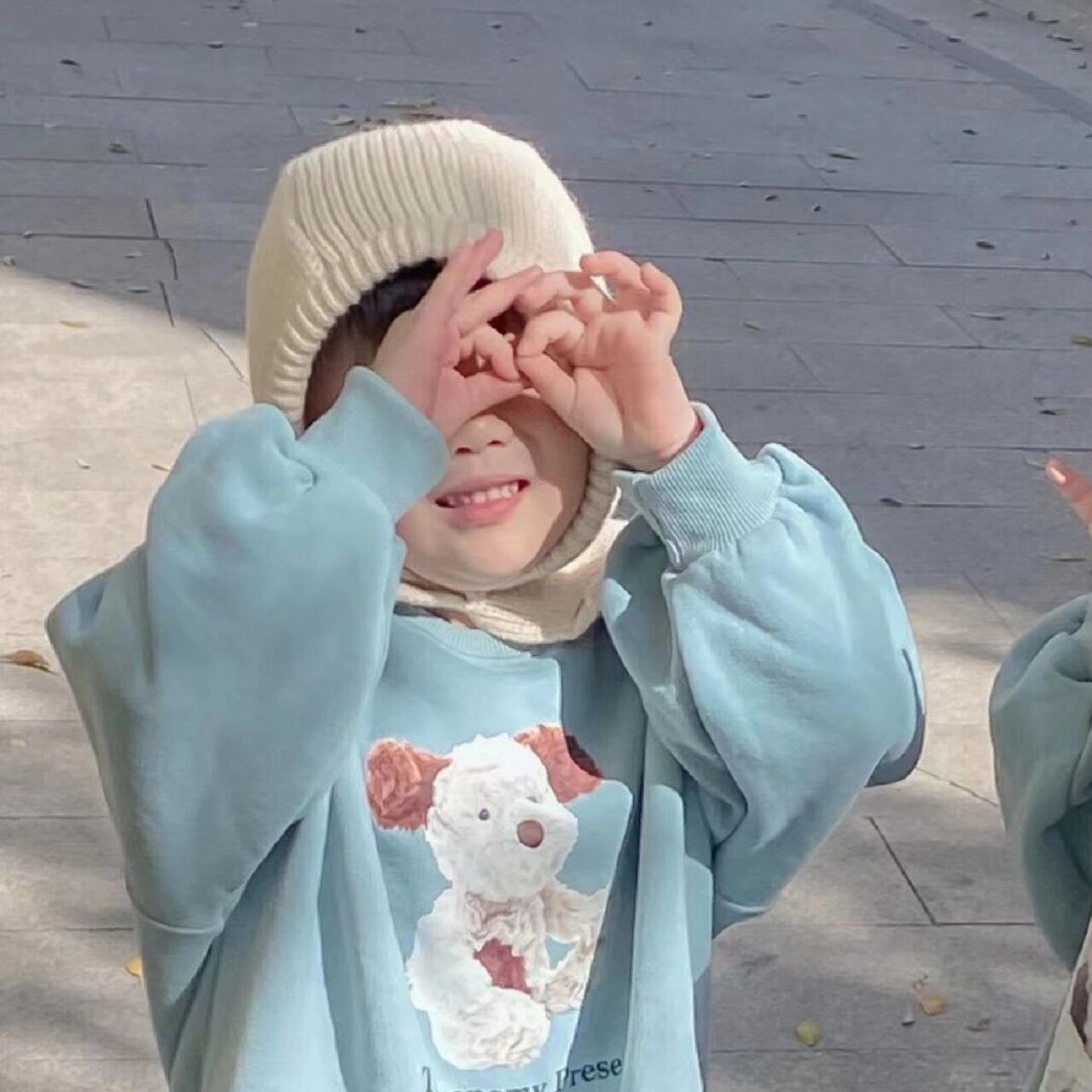 情侣头像真人小孩子   好像大家都比较喜欢真人的,但是我跟我对象又没