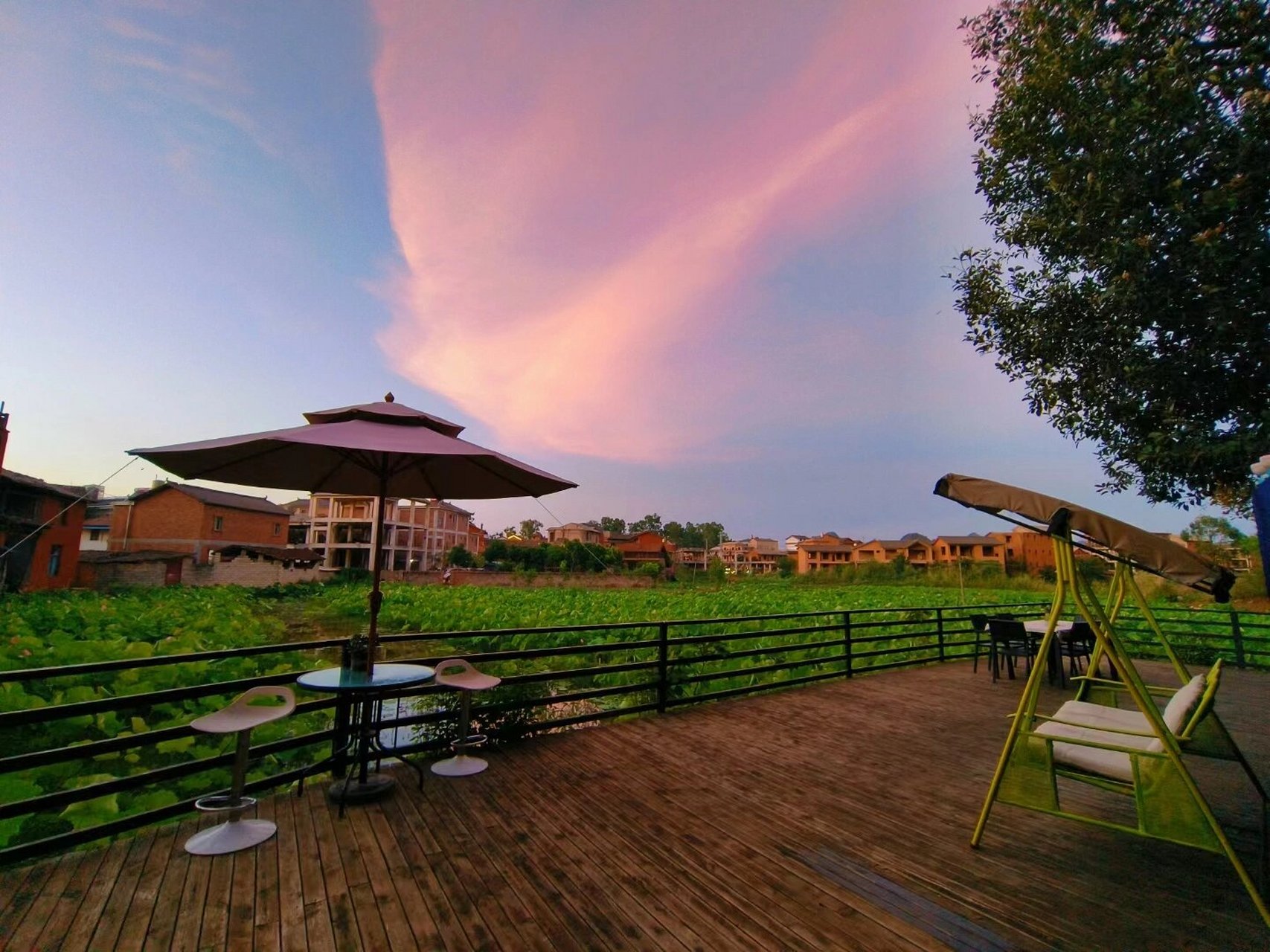 给大家推荐一家普者黑小众宝藏民宿 ,名字叫做"屿荷园"简直就是民揶