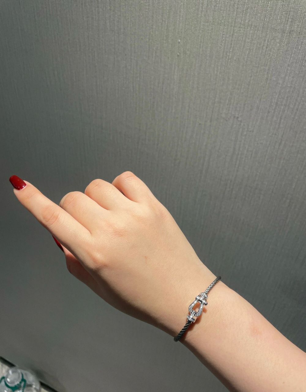 fred银色马鞍扣手链 最近入手马鞍扣手链,当时在金色和银色纠结,最终