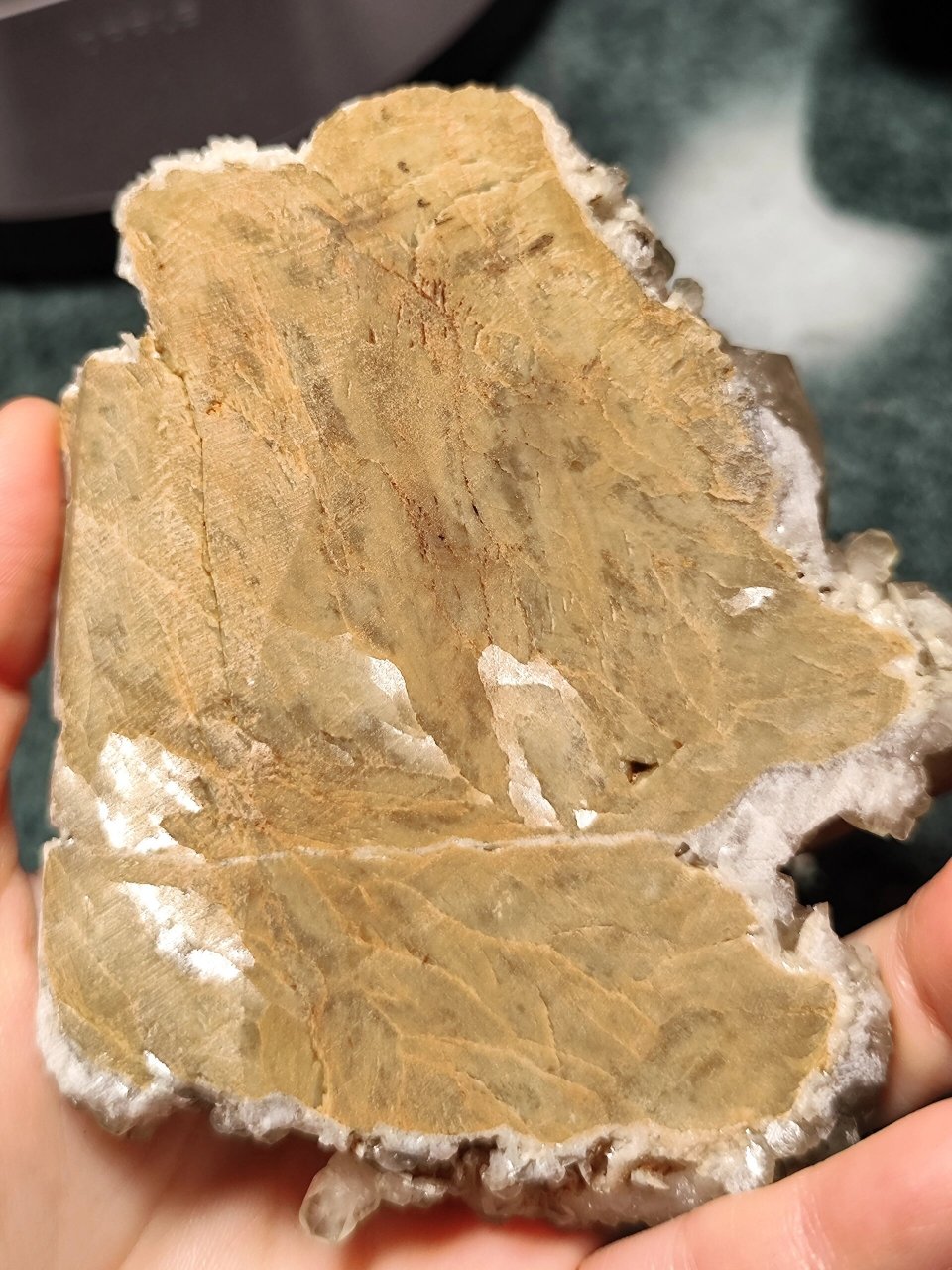 菱铁矿,白云石与方解石共生 底下是菱铁矿与白云石,上面又长了一层