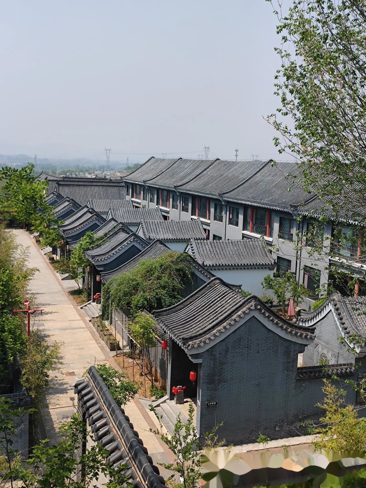 昨天和几个银行的行长吃饭,其中一位老是打喷嚏,我问,你感冒了吗?