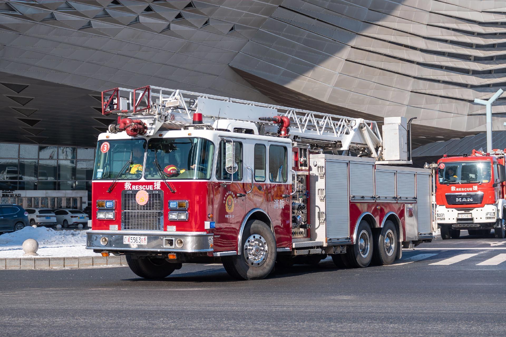 美国大力灵龙19米云梯消防车 "白头"批次采用斯巴坦advantage ff 6x4