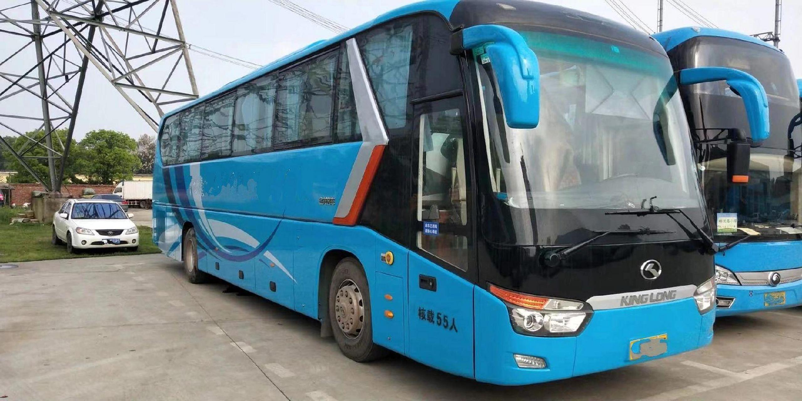 新到15年厦门金龙55座,旅游客运,国四玉柴330马力,钢板,缓速器.