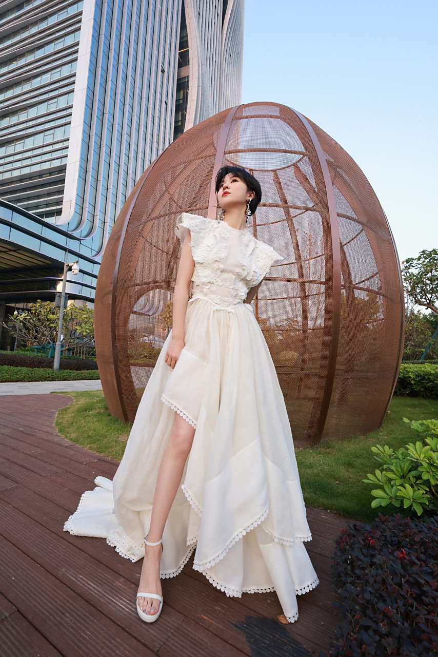 郁可唯短发白裙造型图集