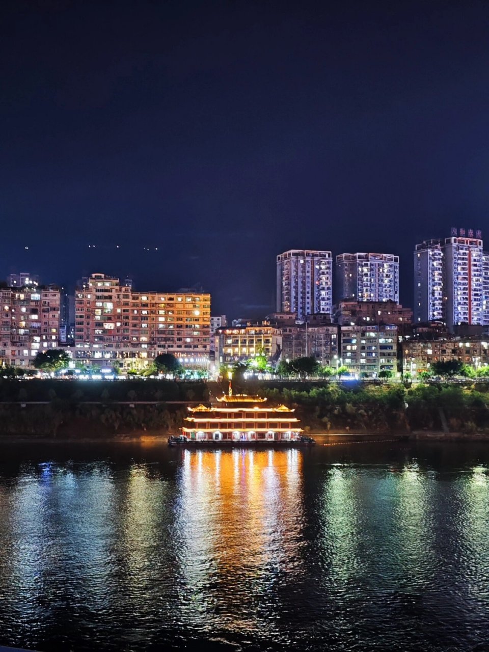 彭水滨江路夜景图片