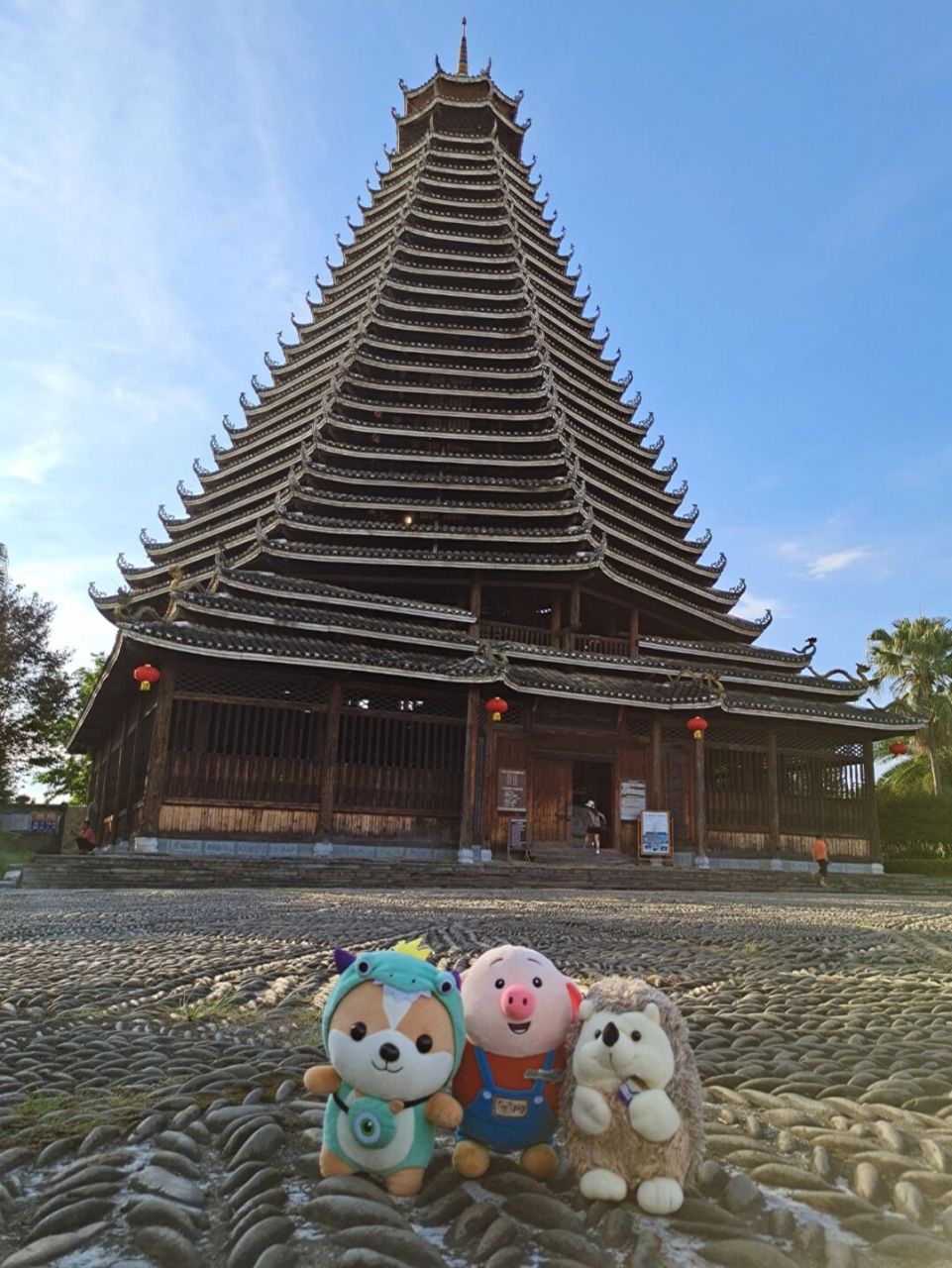 三江大侗寨景区其实就是在三江县城里的几个景点组成的:三江鼓楼