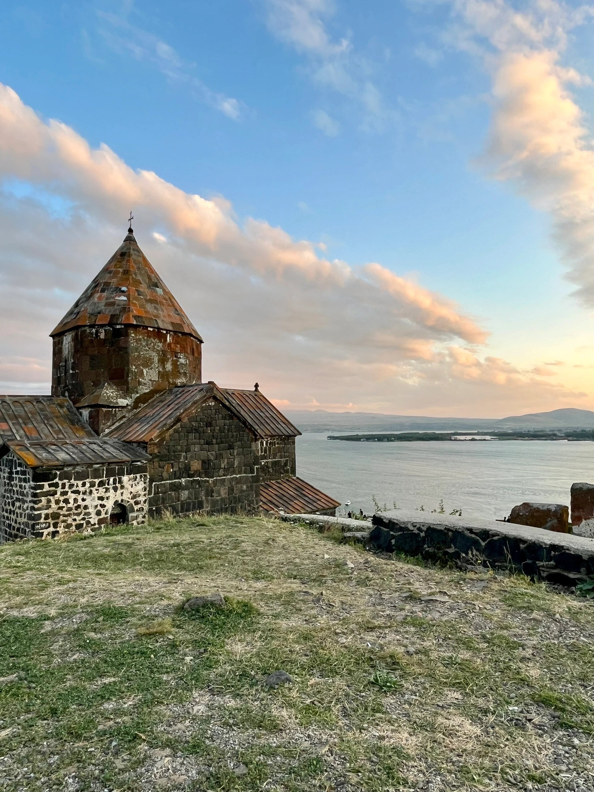 we are in 亚美尼亚9698(免签) 	 99关键词:塞凡湖90,教堂