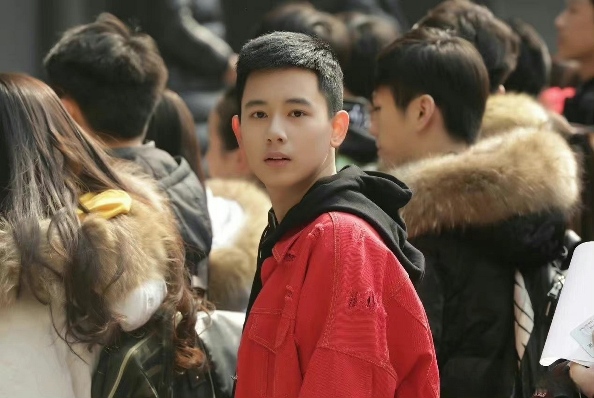 胡先煦晒三宫格毕业照#胡先煦晒毕业照三连拍文案"加油,再见"  祝贺