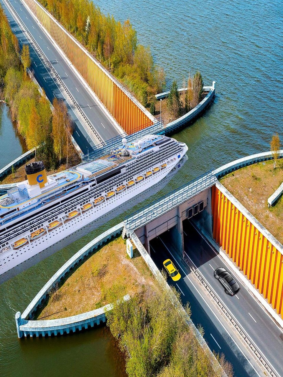 费吕沃湖水道桥,桥上过船桥下过车,简直堪比大型魔术现场 !