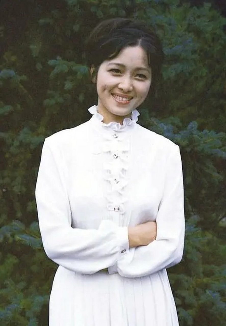 87版《红楼梦》中由张蕾饰演的秦可卿剧照.最后三图是张蕾生活照.