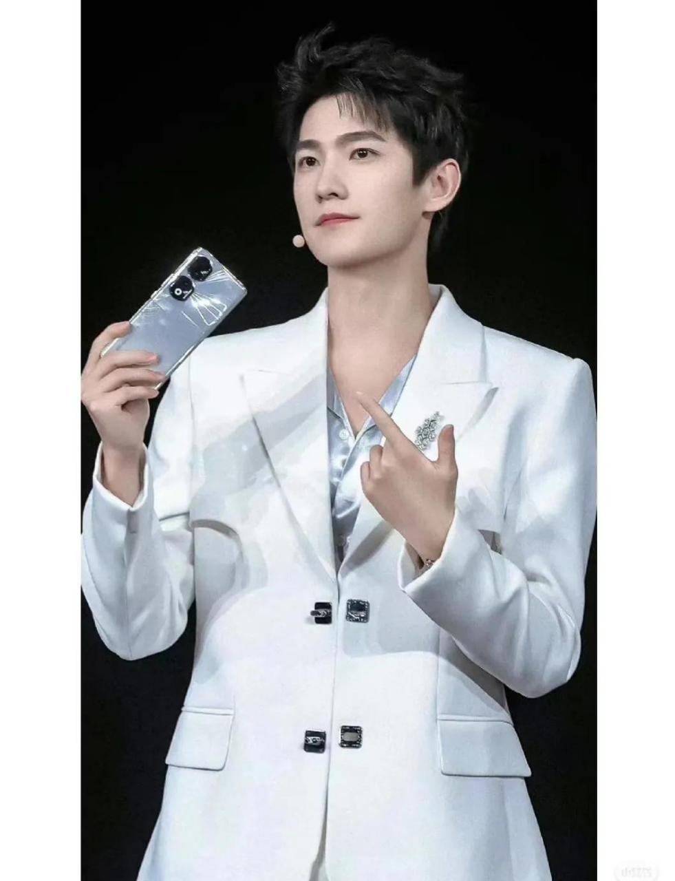 杨洋给荣耀90pro代言了!