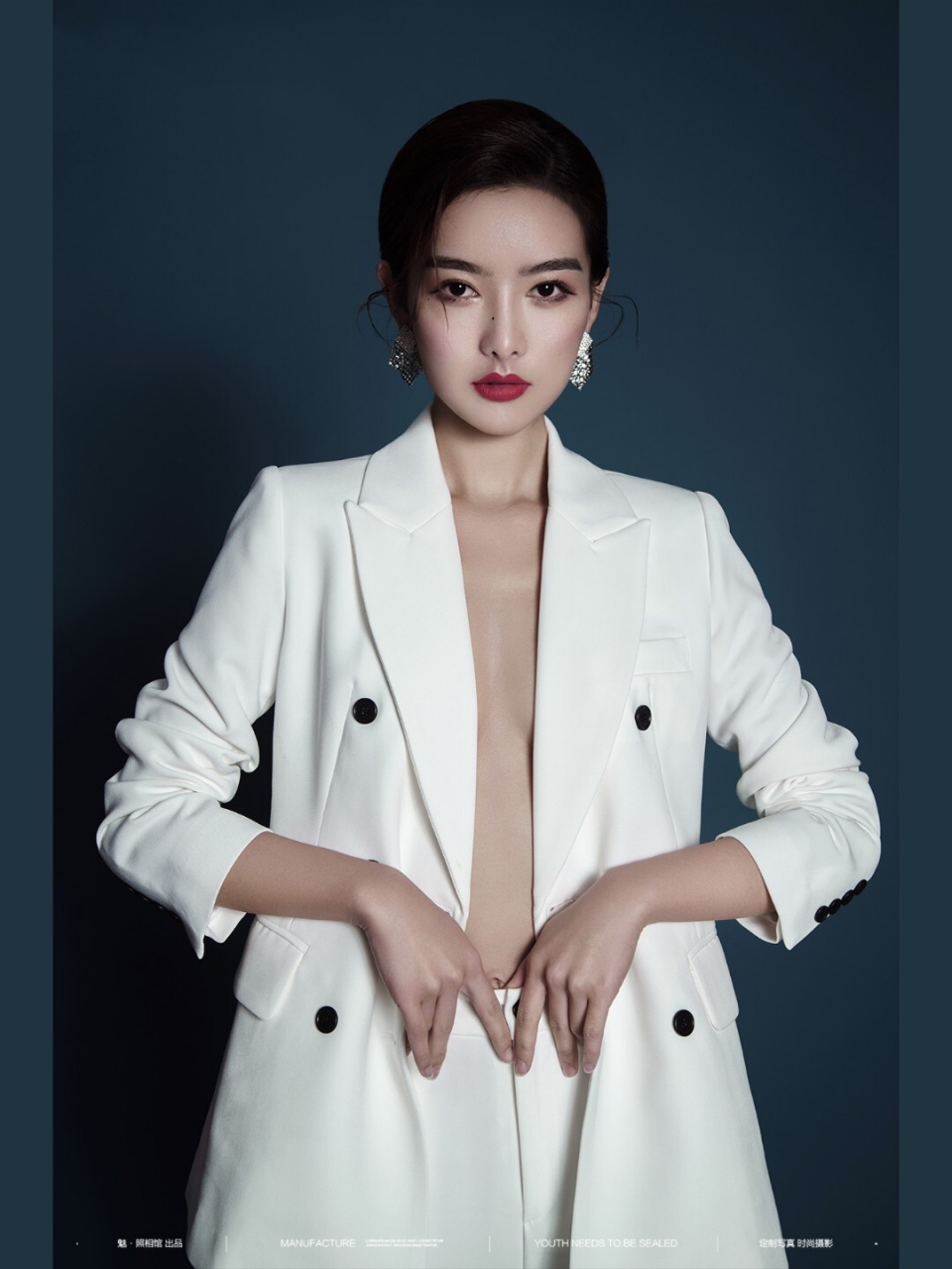 西装也能穿的性感诱人99「真空」西装写真 西装也可以被穿的如此