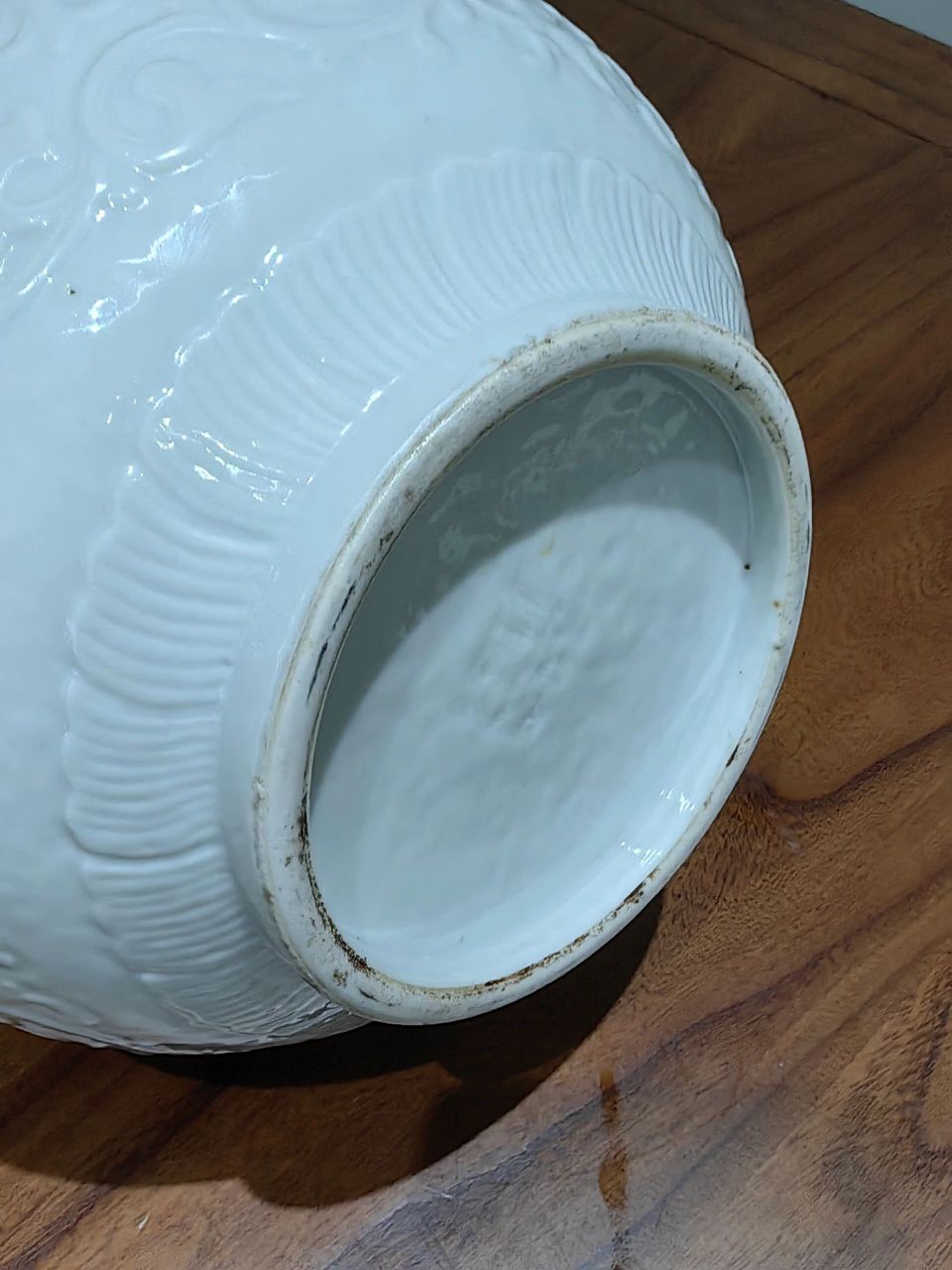 乾隆时期,白釉膜印缠枝莲花卉长颈瓶 直口长颈硕圆的腹部,洁白的釉面