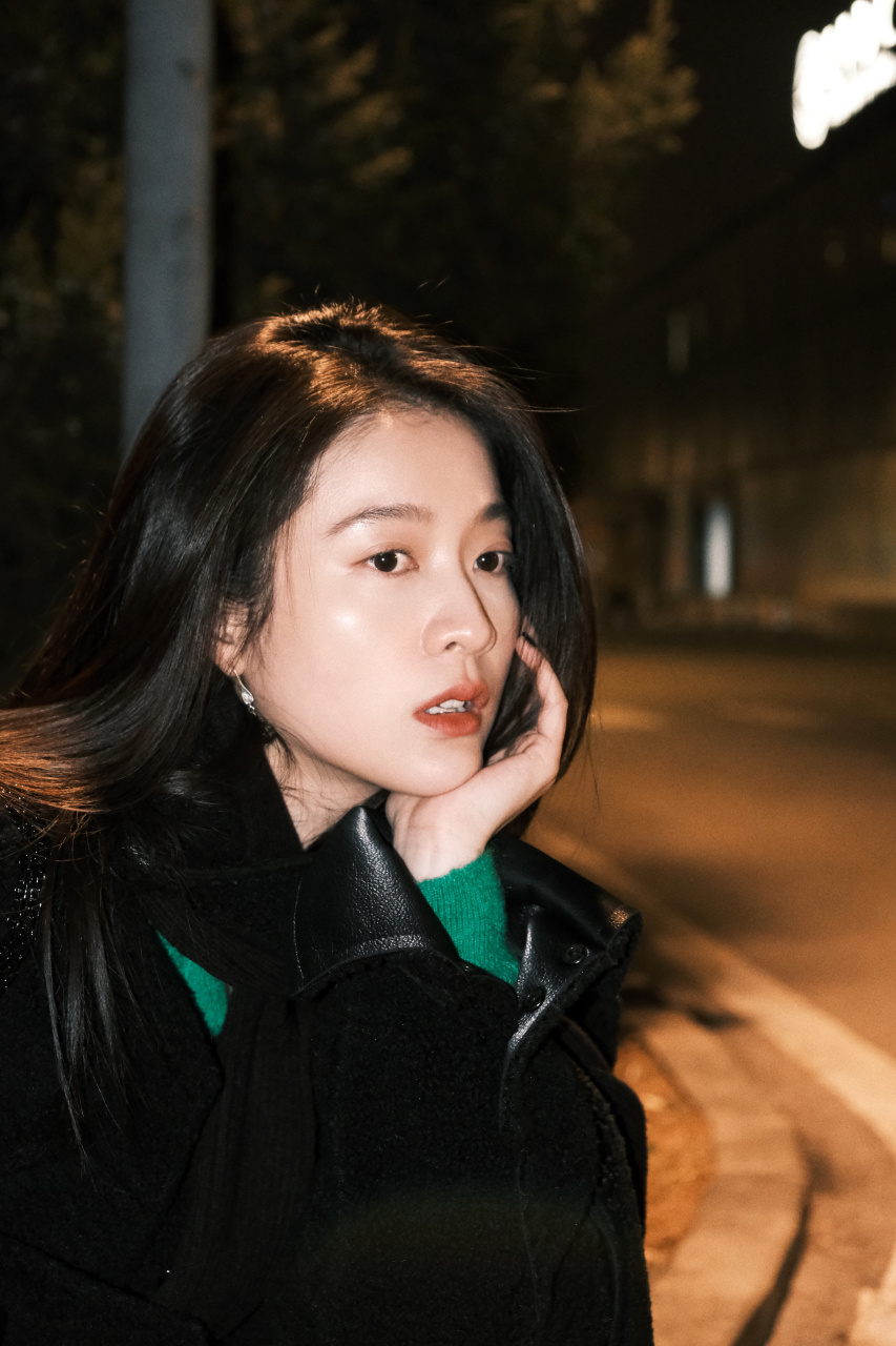 路灯下徘徊,驻足,回首的女孩张雪迎sophie拾一束光温暖冬夜.