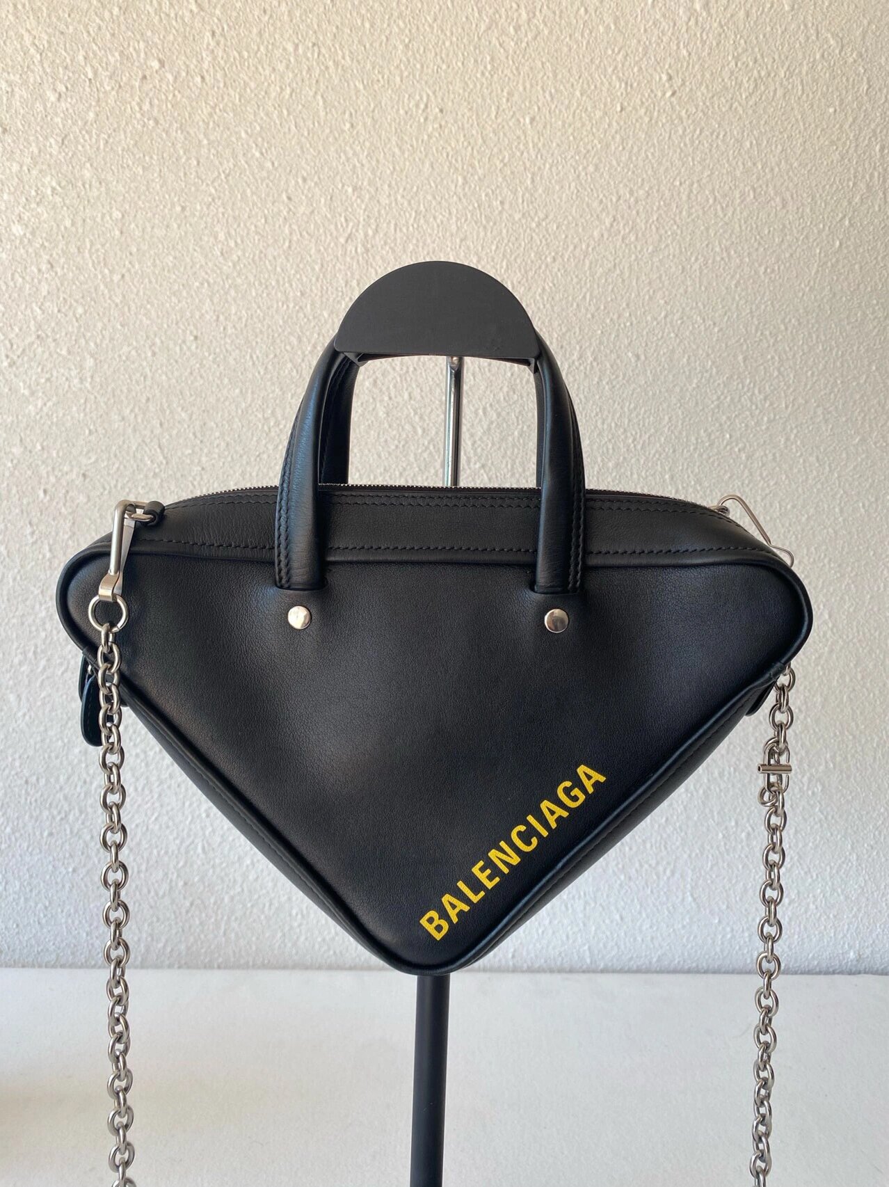 巴黎世家三角形字母logo包,个性十足