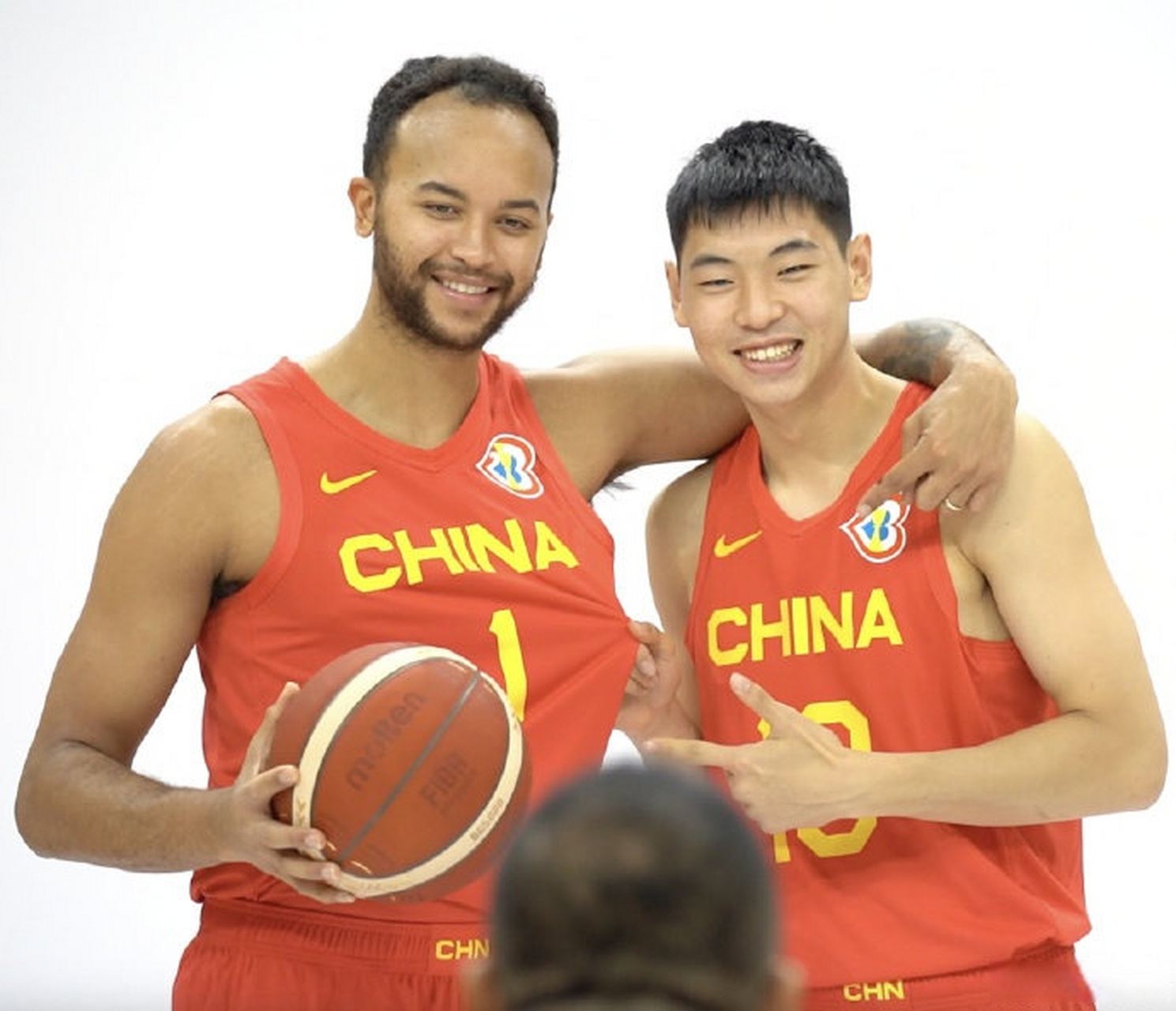 李凯尔合影赵继伟崔永熙   中国男篮拍摄定妆照!