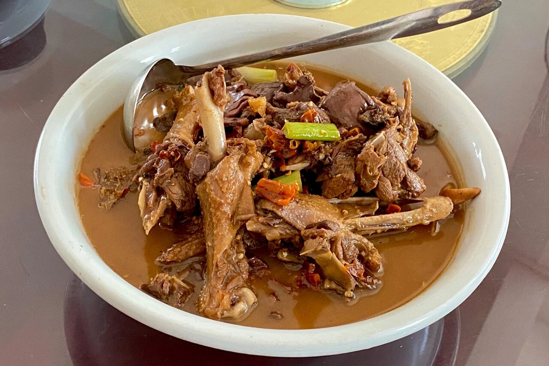 "梅岭鹅王"是南雄特色菜肴,其做法与众不同.