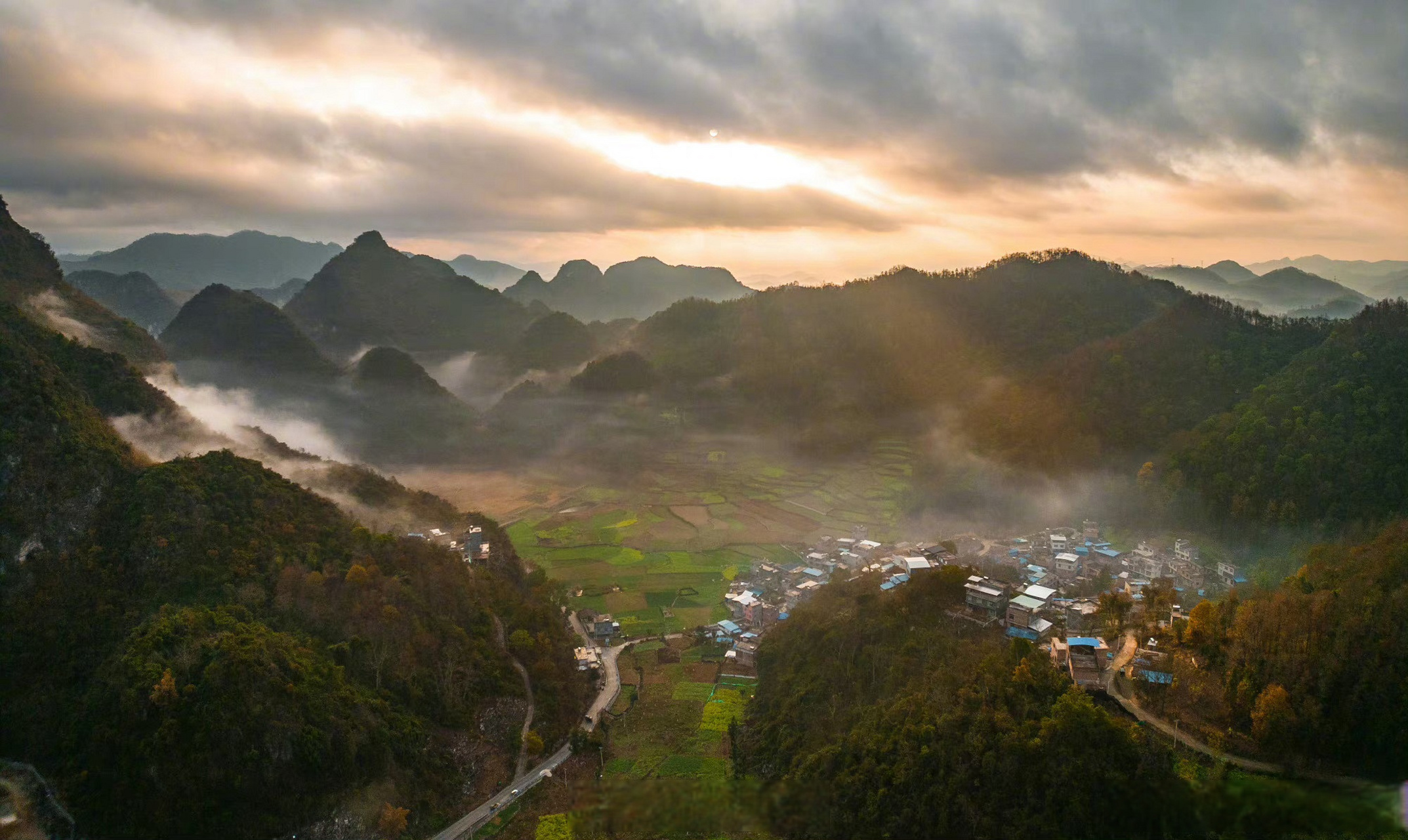 大美中国#【#晨雾缭绕下的村庄宛如水墨画#】14日,贵州黔西南州大塘