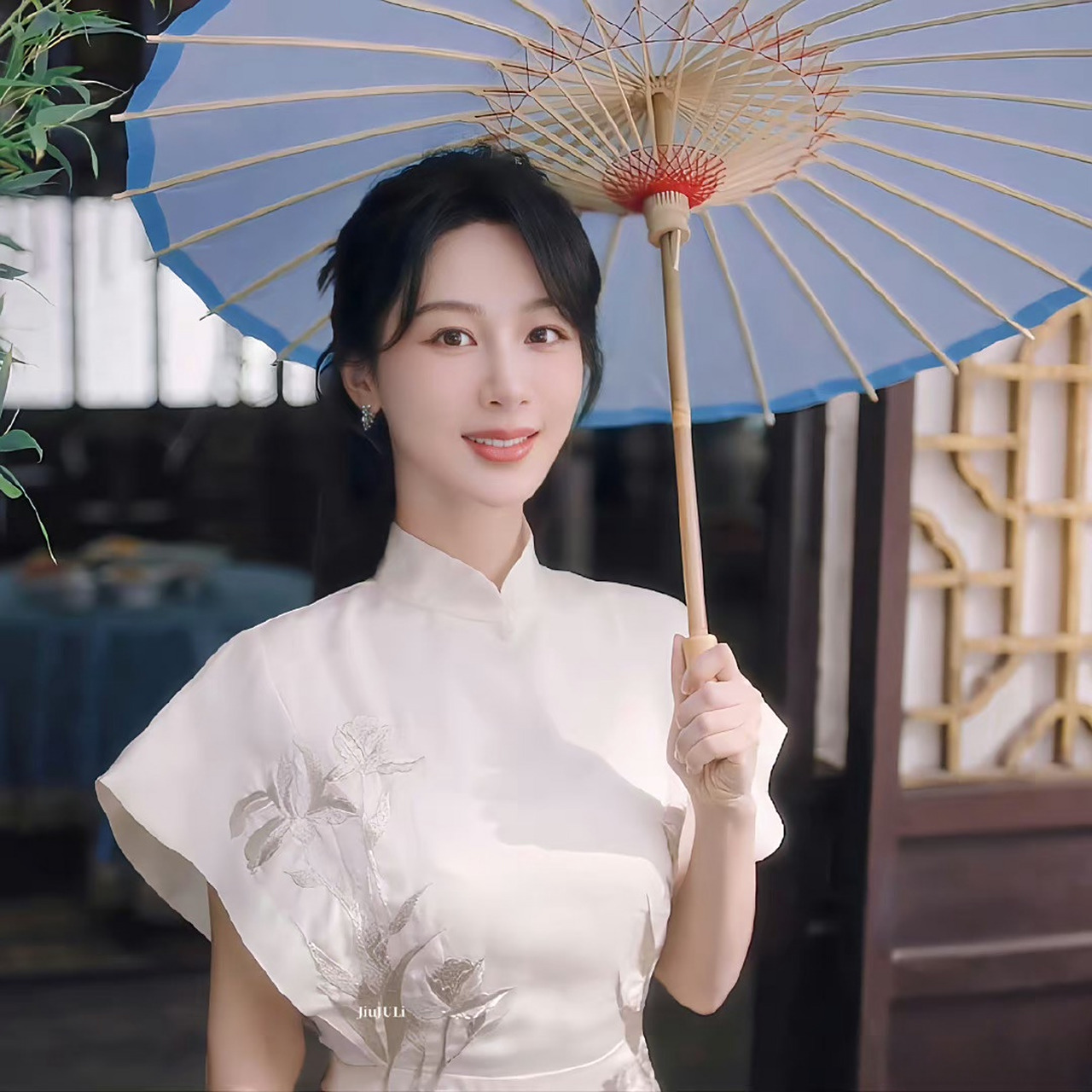 感觉杨紫好适合旗袍这个造型啊,妥妥的温婉江南美人