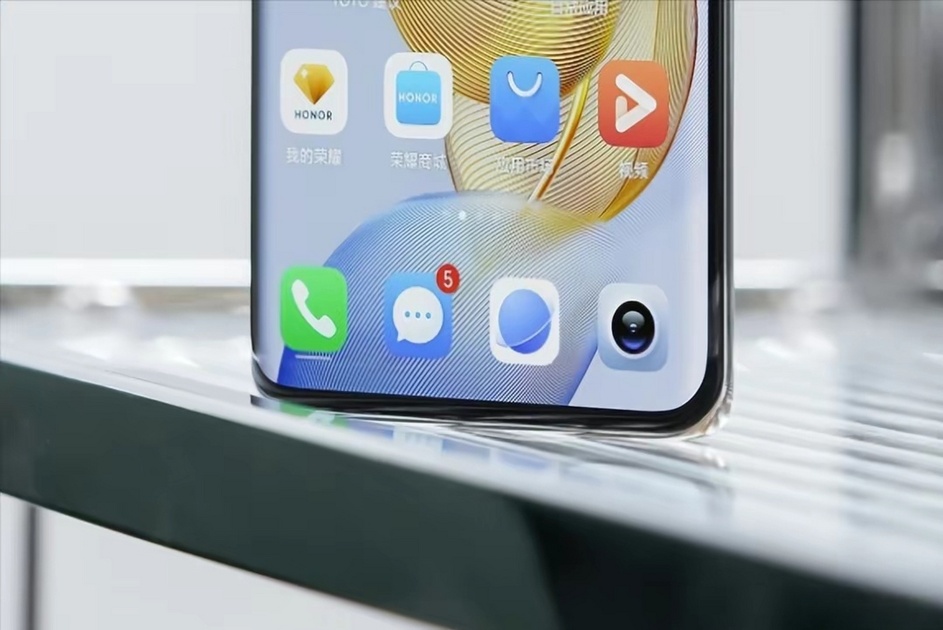 今天和朋友聊起了近视问题,她1300度近视200度散光,摘掉眼镜很近的