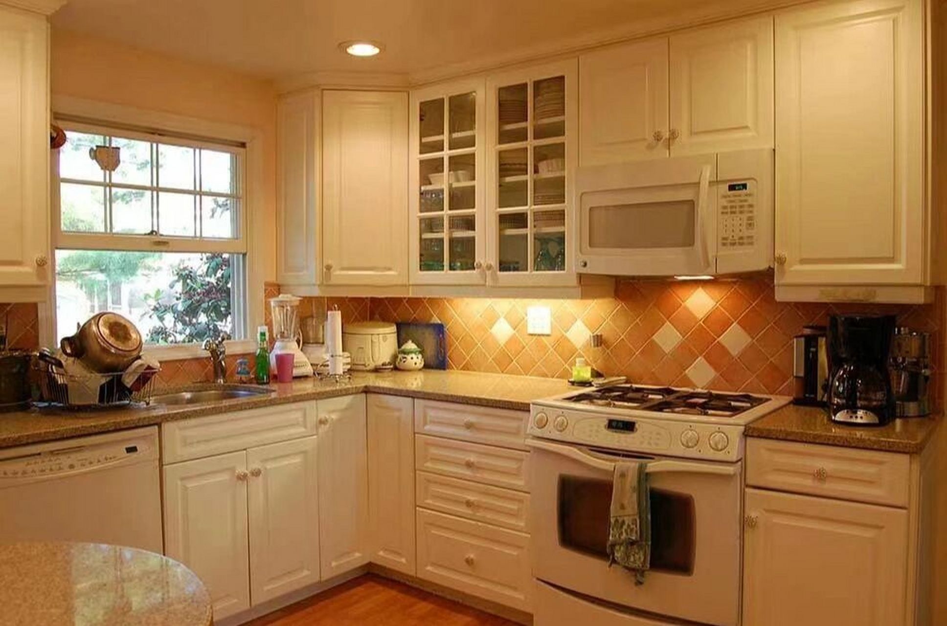 一般来说,进门就看到厨房门不好,因为门是纳气之位.