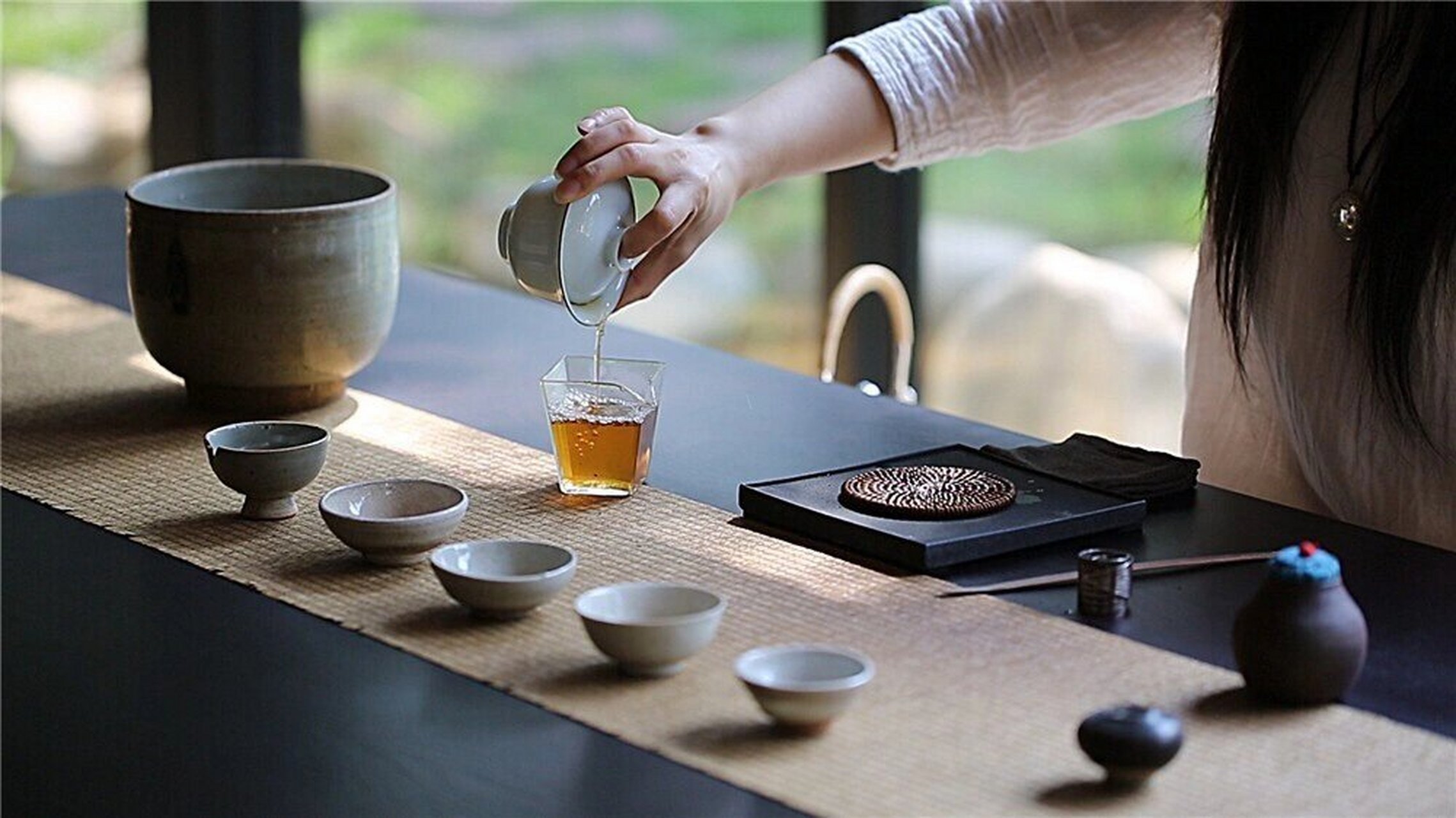 泡茶待客礼仪 平时有客人上门做客的时候,大部分人都会选择请客人喝茶