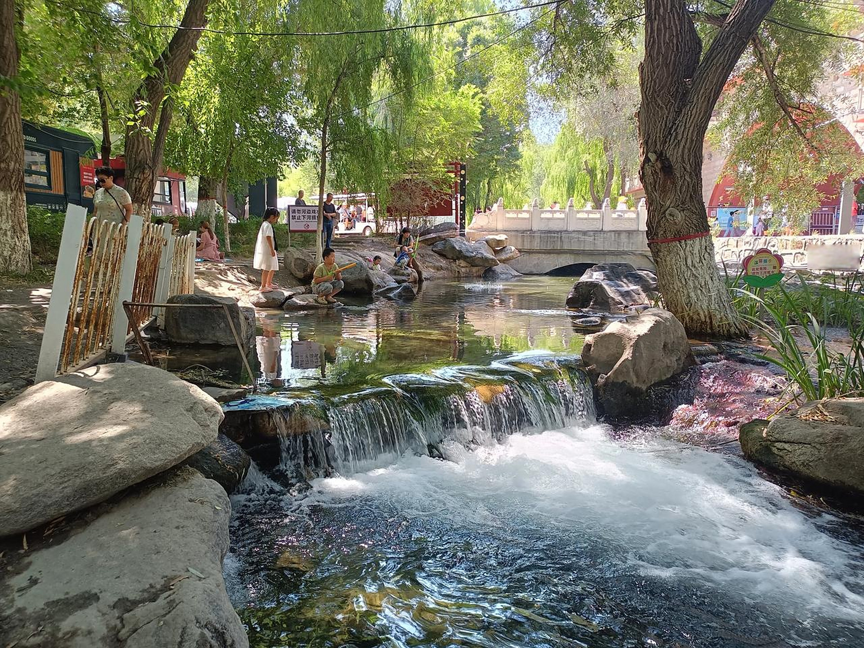水磨沟公园,有河水,纳凉好地方,周末来游玩的人还不少.