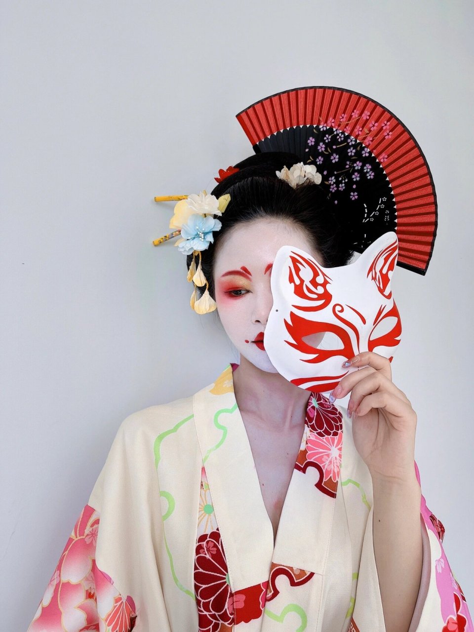 创意妆容丨日本艺伎妆容丨妆容分享 日本艺伎妆容底妆是非常白皙的,不