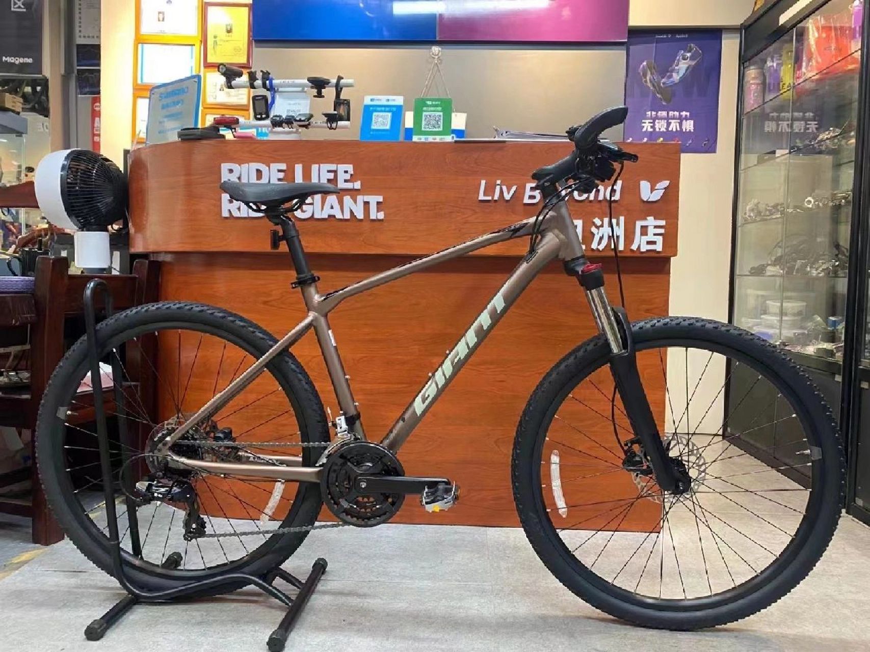 捷安特atx810 atx810是一款在混合路面具有较强通过能力的日常用车