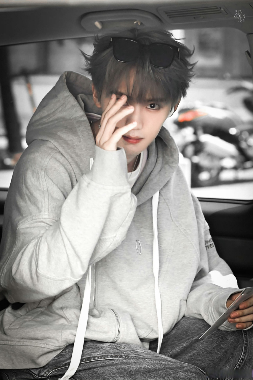 周翊然银发也太有爱豆味了,大帅哥就是要多染发啊对我的眼睛很好很好