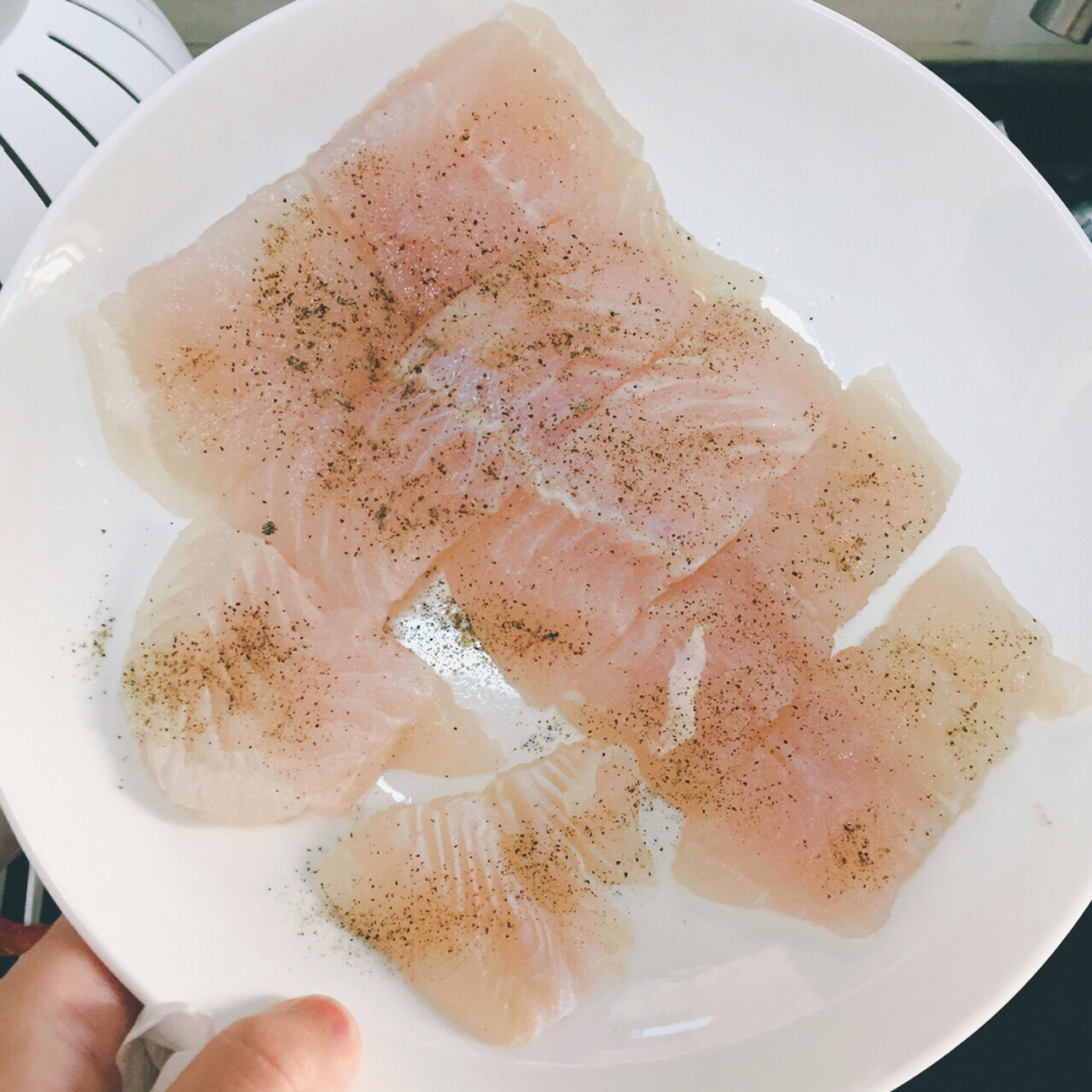 香煎巴沙鱼96 93 用料: 冰冻巴沙鱼一块 黑胡椒 盐 柠檬 96 01