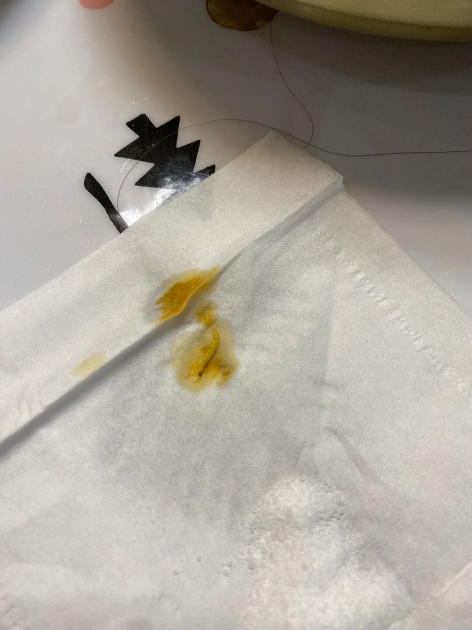 嘻螺会螺蛳粉吃出蛆 给自己家小妹在楼下超市买的,结果小妹吃一半让我