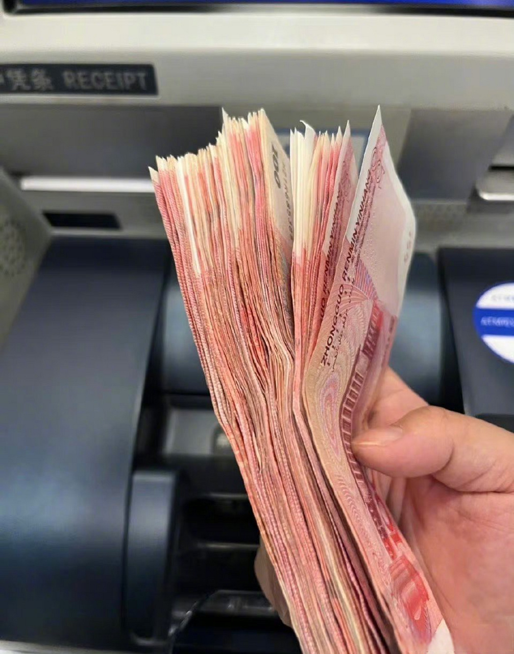 原来一万块有这么厚#好久都没有看到这么多钱了,以前最痛苦的一件事