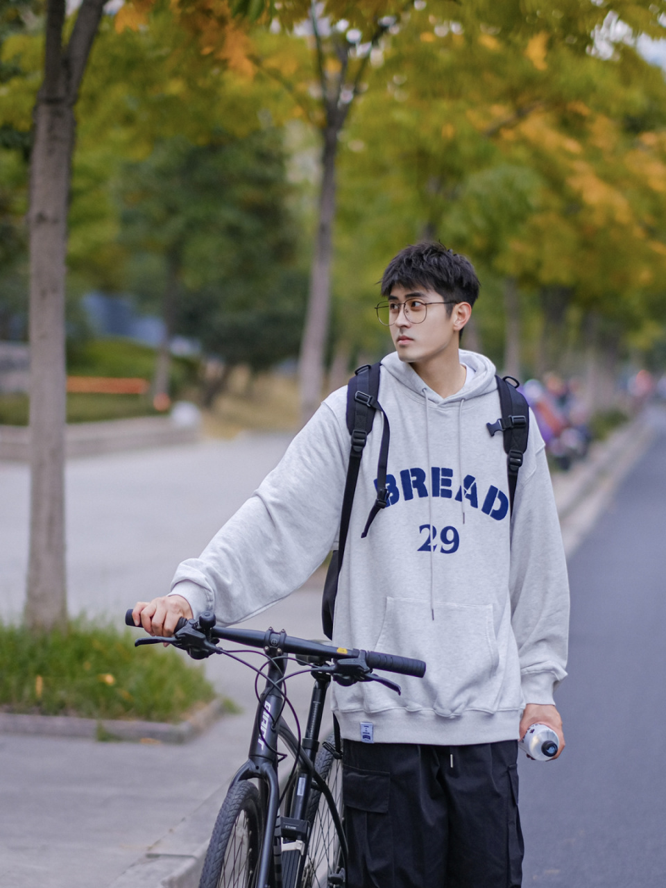 97一件卫衣,一条工装裤,一双复古球鞋,简简单单的一套早春日系穿搭