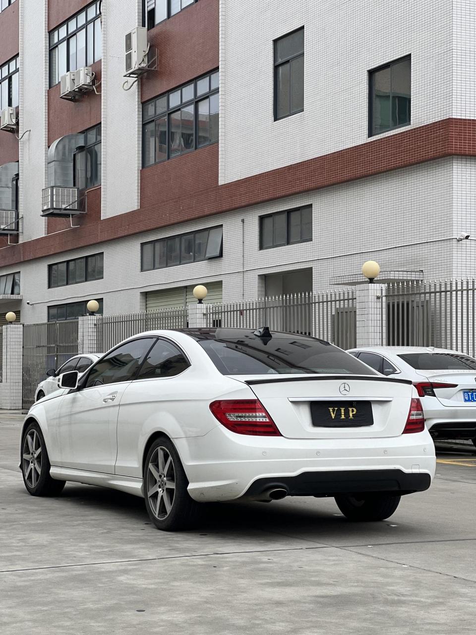 98万(首付7千),2013年11月上牌 13款奔驰c180双门轿跑,手自一体,换挡