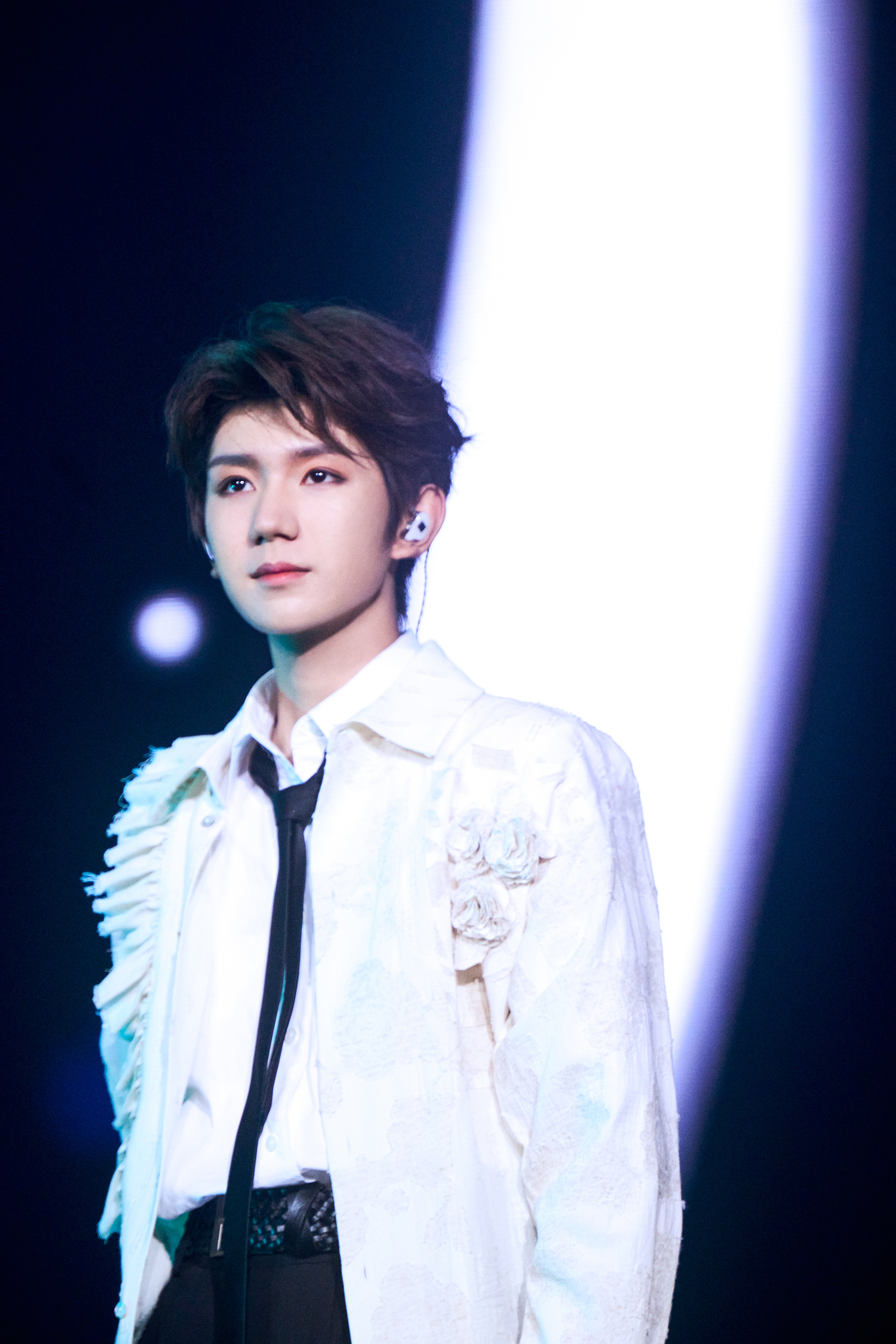 王源客厅狂欢巡演# 冥想之后,客厅的情感被再度丰富,写下浪漫的故事