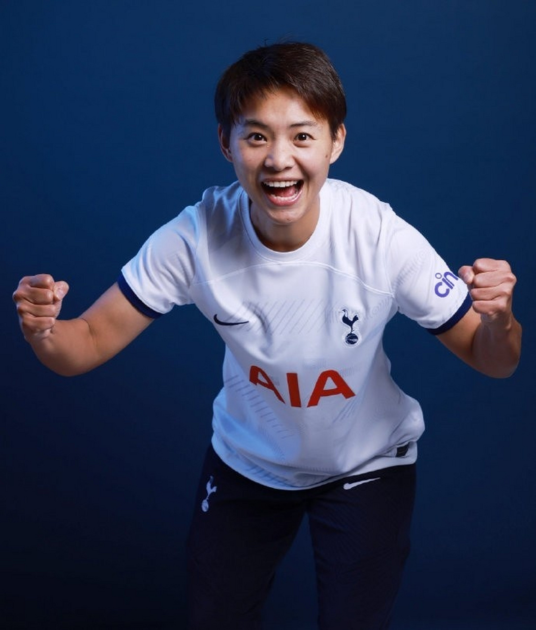 在王霜正式加盟后,热刺女足官方社媒也晒出了多张王霜在热刺女足的