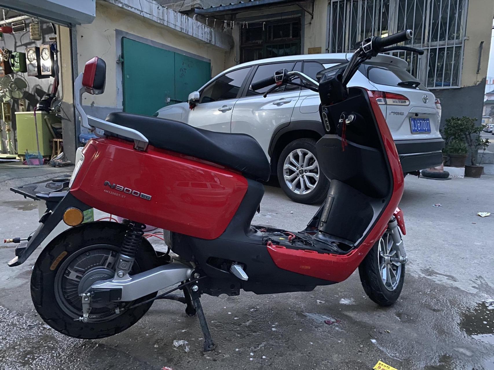 玩个新能源吧,加不起油了,爱玛n300,全新72伏20安得电池,1200w的电机