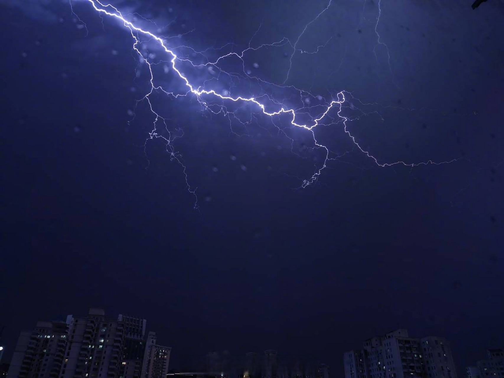 上海暴雨# 7点多雷雨云团抵达上海,市区电闪雷鸣.