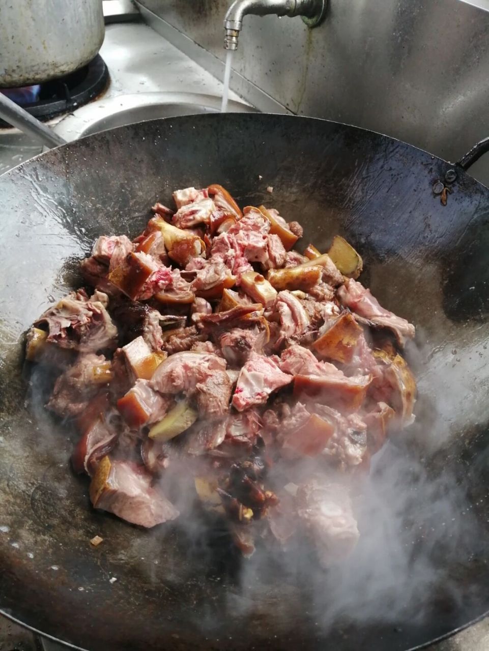 如何做一锅脆皮狗肉水锅?易厨兴小吃培训黄建春大师教你.