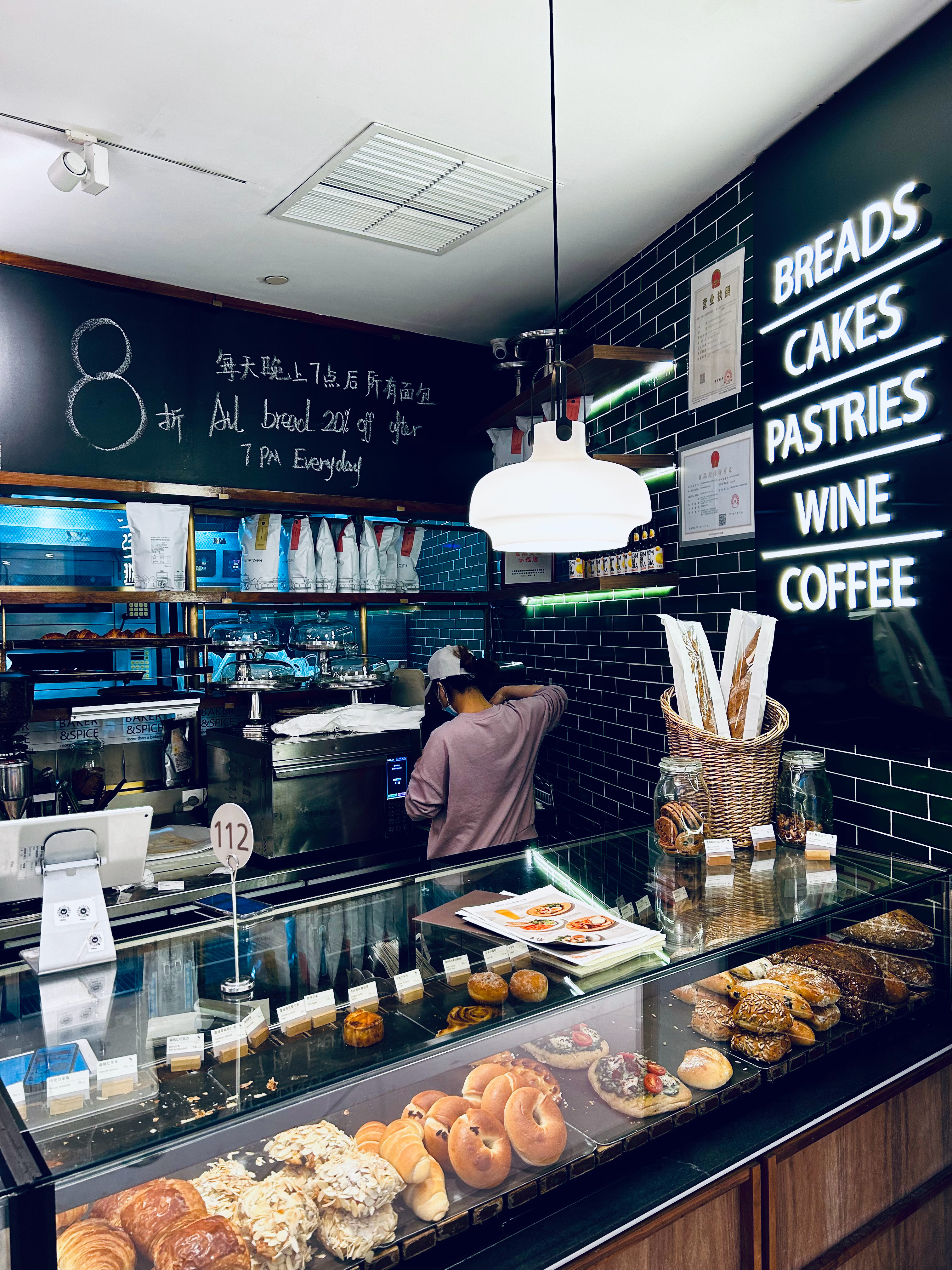 之前有次在公司楼下的 baker & spice 买个三明治作晚餐,柜台上方写着